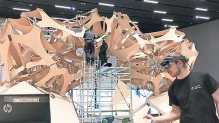 Immer die Brille auf. Konstrukteur Johannes Muck (u.r) trägt die Mixed-Reality-Smartbrille „HoloLens“. Ohne diese technische Hilfe, wäre das Projekt wohl nicht umsetzbar gewesen.