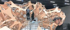Immer die Brille auf. Konstrukteur Johannes Muck (u.r) trägt die Mixed-Reality-Smartbrille „HoloLens“. Ohne diese technische Hilfe, wäre das Projekt wohl nicht umsetzbar gewesen.