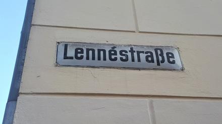 In der Lennéstraße in Potsdam wurde am Freitagabend ein Autofahrer von einem Fußgänger gekratzt und beleidigt.