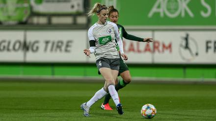 Gelb, Gelb, Rot: Johanna Elsig wurde noch vor der Halbzeitpause des Feldes verwiesen.