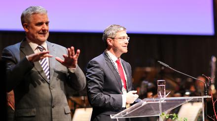 Beim Neujahrsempfang der Stadt Potsdam 2020 übersetzte ein Dolmetscher die Reden, wie hier bei der Ansprache von Oberbürgermeister Mike Schubert (SPD), in Gebärdensprache.