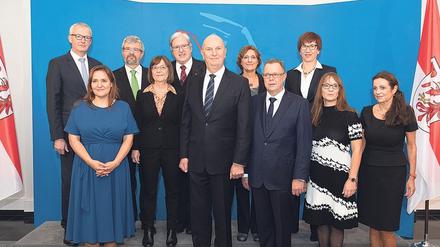 Ministerpräsident Dietmar Woidke (Mitte) mit den Kabinettsmitgliedern Guido Beermann (v.l.), Manja Schüle, Axel Vogel, Ursula Nonnemacher, Jörg Steinbach, Britta Ernst, Michael Stübgen, Kathrin Schneider, Katrin Lange und Susanne Hoffmann.
