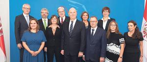 Ministerpräsident Dietmar Woidke (Mitte) mit den Kabinettsmitgliedern Guido Beermann (v.l.), Manja Schüle, Axel Vogel, Ursula Nonnemacher, Jörg Steinbach, Britta Ernst, Michael Stübgen, Kathrin Schneider, Katrin Lange und Susanne Hoffmann.