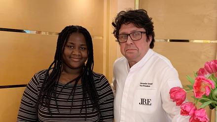 Hotel-Chef Alexander Dressel machte die Vorfälle öffentlich: Seine Mitarbeiterin Victoria Peters hat Potsdam aufgrund von rassistischen Anfeindungen nach nur wenigen Tagen verlassen.