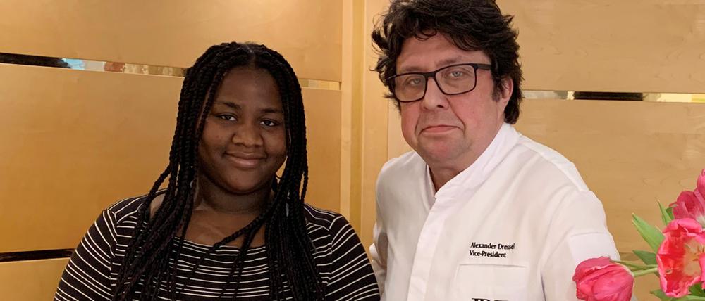 Hotel-Chef Alexander Dressel machte die Vorfälle öffentlich: Seine Mitarbeiterin Victoria Peters hat Potsdam aufgrund von rassistischen Anfeindungen nach nur wenigen Tagen verlassen.