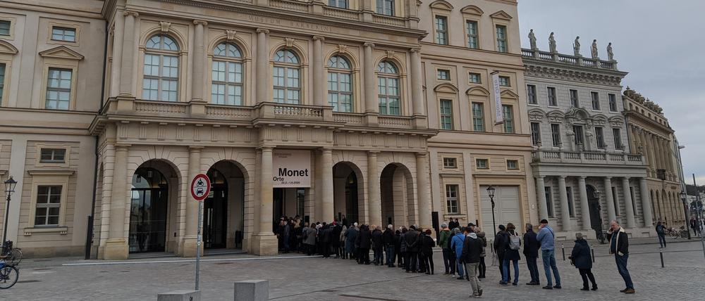 Schlange vor dem Museum Barberini Potsdam kurz vor Eröffnung der Monet-Schau.