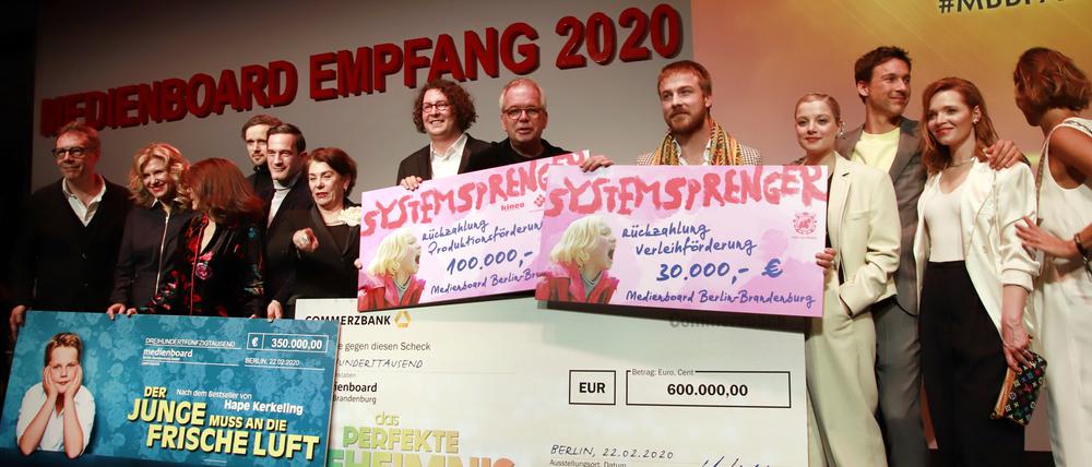Scheckübergabe. Die Filmcrew um Peter Hartwig (8.v.l.) zahlt zurück.