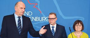 Ministerpräsident Dietmar Woidke (SPD, l.) und seine Stellvertreter Michael Stübgen (CDU) und Ursula Nonnemacher (Grüne).