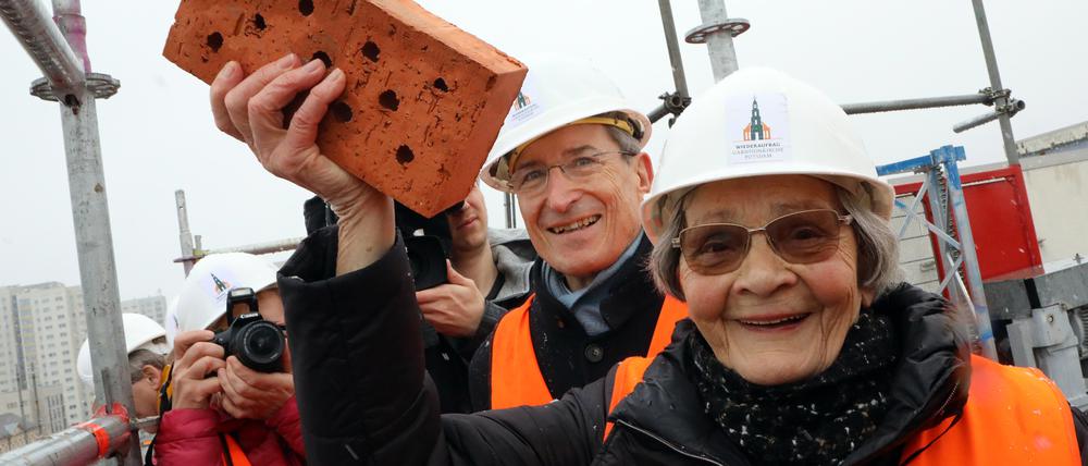Die frühere Oberbürgermeisterin Brunhilde Hanke mit dem millionsten Ziegelstein für die Garnisonkirche.