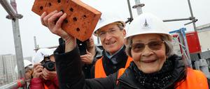 Die frühere Oberbürgermeisterin Brunhilde Hanke mit dem millionsten Ziegelstein für die Garnisonkirche.