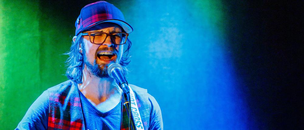 Der Potsdamer Songwriter Freddy Knörre bei der Liedermacherliga im KuZe Potsdam.
