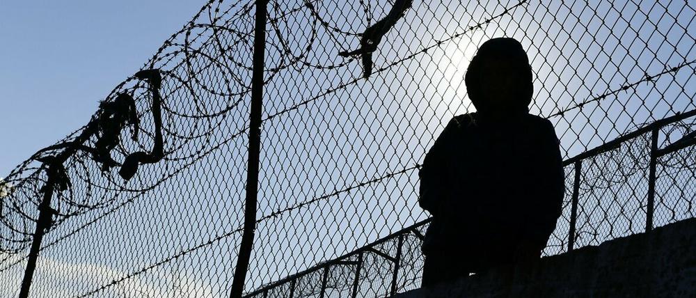 Elendsunterkunft: Ein Flüchtling neben einem Zaun des Lagers Moria auf Lesbos. Die Stadt Potsdam würde von dort einige unbegleitete Kinder aufnehmen.