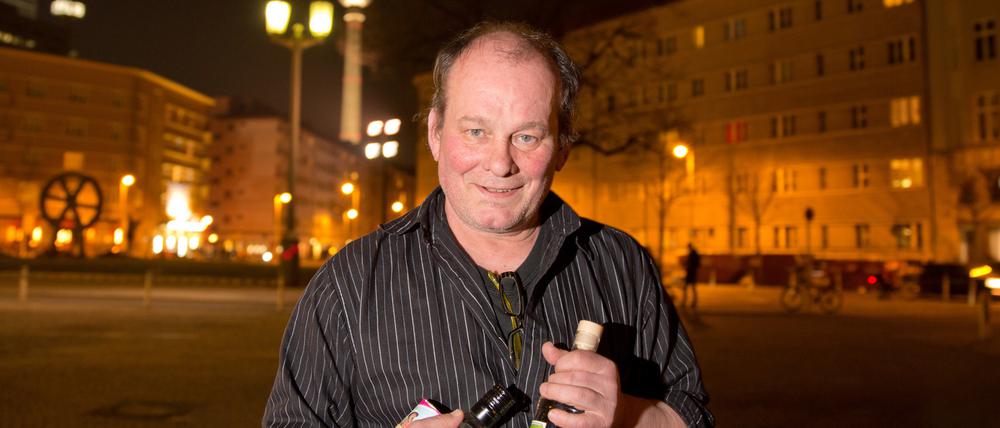 Der Autor Peter Wawerzinek vor dem Rosa-Luxemburg-Platz in Berlin. Bei Wist trank er übrigens nur Tee.