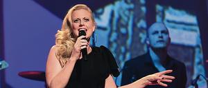 Barbara Schöneberger bei einem Auftritt in Leipzig, im Nikolaisaal trug sie gelb.