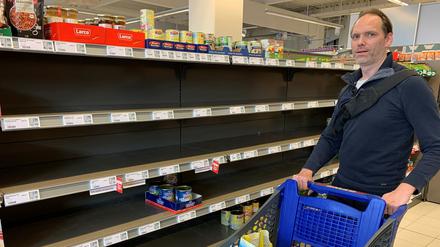 Daniel Willner kaufte am Samstag im Rewe-Markt im Volkspark-Center an der Nedlitzer Straße in Potsdam ein. Die leeren Regale haben ihn überrascht. 