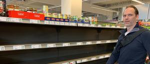 Daniel Willner kaufte am Samstag im Rewe-Markt im Volkspark-Center an der Nedlitzer Straße in Potsdam ein. Die leeren Regale haben ihn überrascht. 