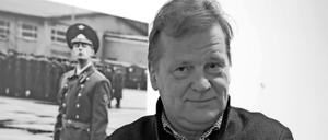 Joachim Liebe vor dem Porträt eines sowjetischen Soldaten. 