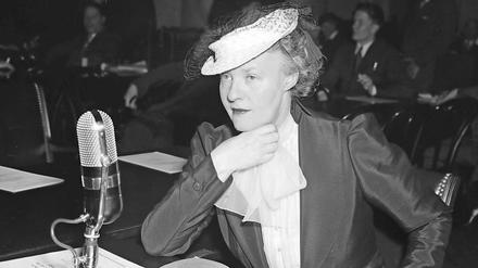 Die amerikanische Journalistin Dorothy Thompson interviewte in Berlin Adolf Hitler, der die gesamte Zeit über so redet, als sei er gerade Redner bei einer Massenversammlung.