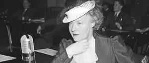 Die amerikanische Journalistin Dorothy Thompson interviewte in Berlin Adolf Hitler, der die gesamte Zeit über so redet, als sei er gerade Redner bei einer Massenversammlung.