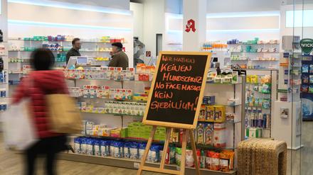 Ein Schild weist in der Apotheke in den Potsdamer Bahnhofspassagen darauf hin, dass Mundschutz und Desinfektionsmittel nicht erhältlich sind.