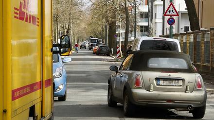 Die Stahnsdorfer Straße ist ohnehin nicht sehr breit, ruhender Verkehr auf beiden Seiten erschwert das Durchkommen zusätzlich. 
