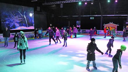 Eisbahn in der Caligarihalle im Filmpark Potsdam