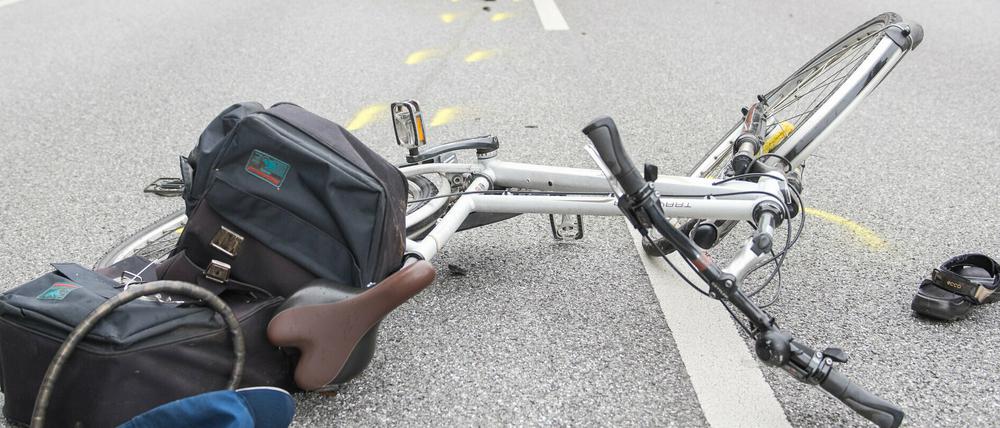 Ein Fahrrad liegt nach einem Verkehrsunfall auf der Straße.