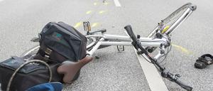 Ein Fahrrad liegt nach einem Verkehrsunfall auf der Straße. 