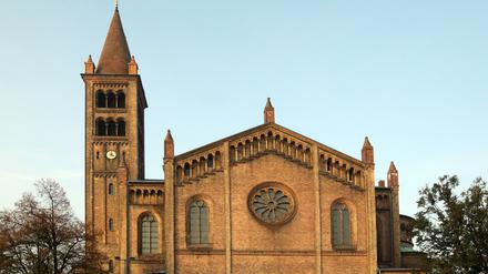 Die Peter und Paul Kirche am Bassinplatz in Potsdam.