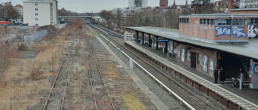 Neben dem S-Bahnhof Steglitz liegen noch die Gleise der Stammbahn, auf denen bis 1945 Züge nach Potsdam fuhren.