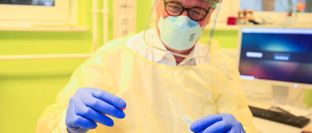 Ernst von Bergmann, Infektionsambulanz, Corona, Oberarzt Tillmann Schumacher, Facharzt für Innere Medizin und Infektiologie