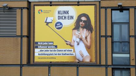 Das Werbeplakat der Stadtwerke hing in der Babelsberger Straße.