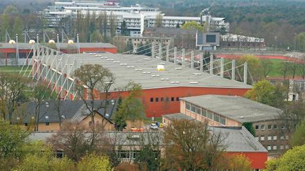 Blick auf die Leichtathletikhalle im Luftschiffhafen.