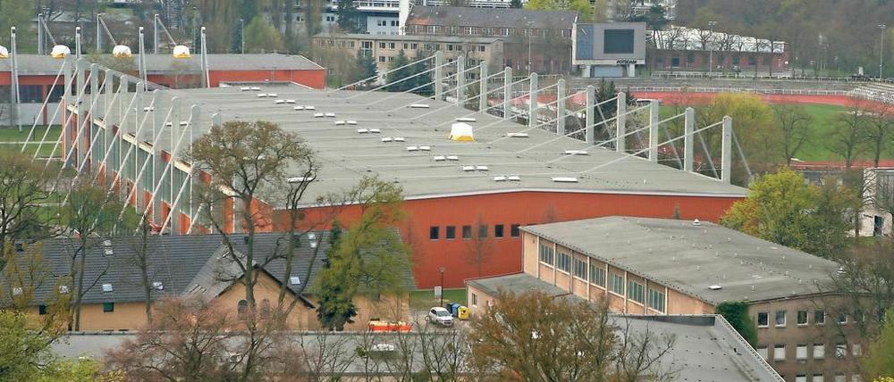 Blick auf die Leichtathletikhalle im Luftschiffhafen.