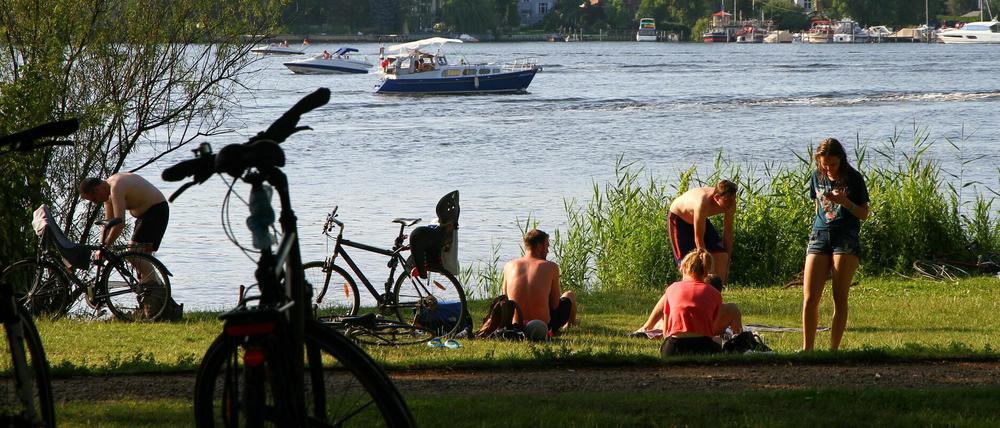 Idyllisch, aber nicht erlaubt: Wilde Badestelle hinter dem offiziellen Strandbad im Babelsberger Schlosspark.