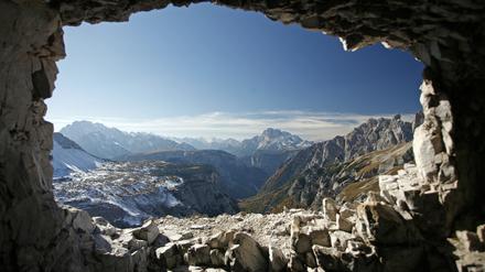 Blick aus einem Stollen in den Dolomiten in Südtirol.