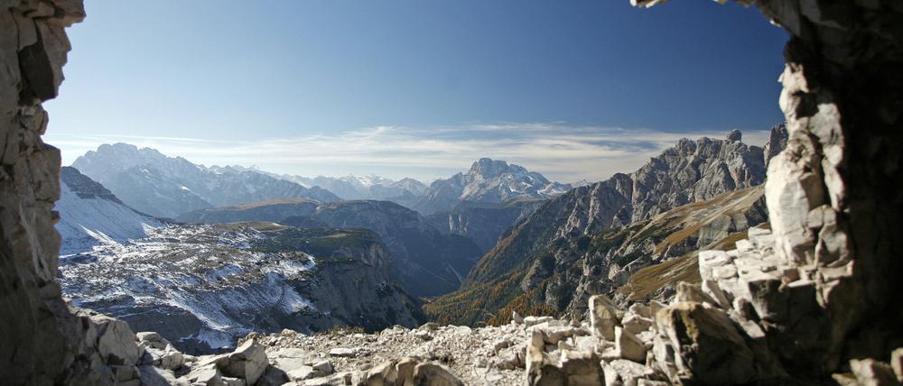 Blick aus einem Stollen in den Dolomiten in Südtirol.