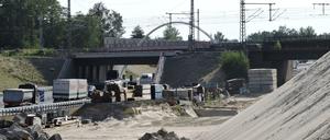 Das Autobahnstück unter der Eisenbahnbrücke wird das letzte, was ausgebaut wird. Im Sommer sollen die Arbeiten fertig sein.