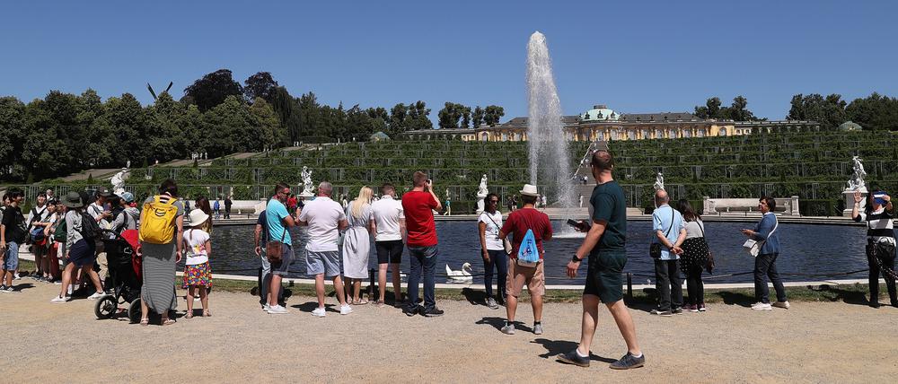 Potsdam, 27.06.2019 / Lokales /Schloss Sanssouci, Park Sanssouci, SPSG, Feature, Wetter, Sommer, Besucher, Tourismus, Touristen,Foto: Ottmar Winter/PNN