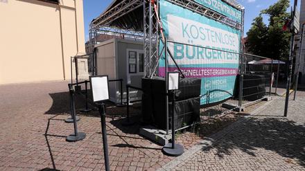 Ein Coronatest-Zentrum am Brandenburger Tor in Potsdam.