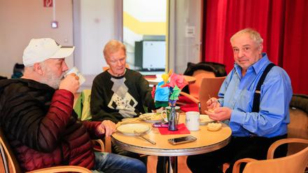An einem Tisch. Jörg Neumann (l.),  Renate Schenker und Bernd Fülle beim Frühstück.