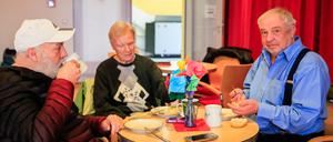 An einem Tisch. Jörg Neumann (l.),  Renate Schenker und Bernd Fülle beim Frühstück.