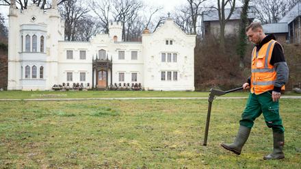 Robert Kauschke untersucht den Park Babelsberg mit der Handsonde nach möglichen Bomben im Boden.