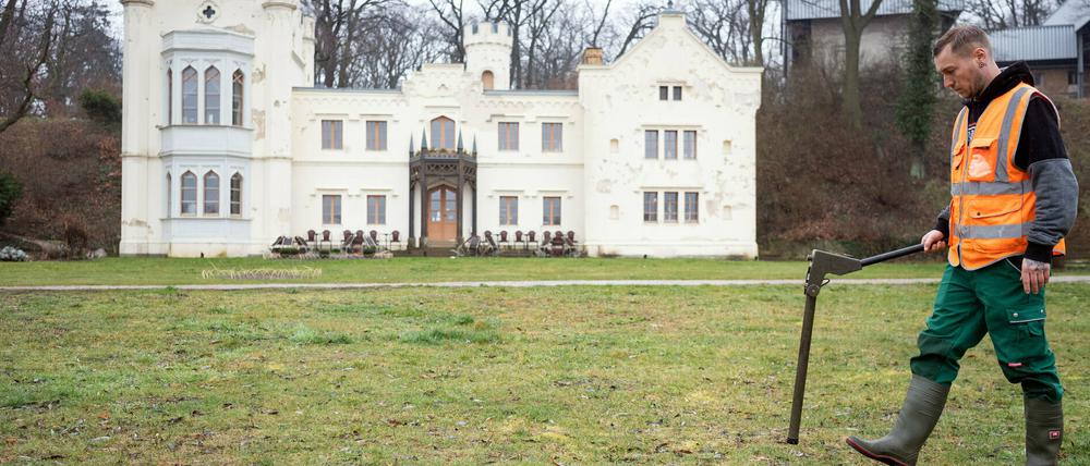 Robert Kauschke untersucht den Park Babelsberg mit der Handsonde nach möglichen Bomben im Boden.