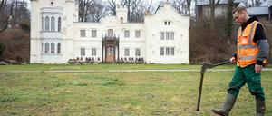 Robert Kauschke untersucht den Park Babelsberg mit der Handsonde nach möglichen Bomben im Boden.