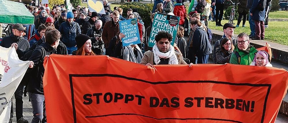 Rund 400 Menschen haben am Sonntag protestiert.