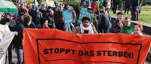 Rund 400 Menschen haben am Sonntag protestiert.