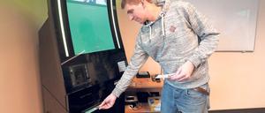 Geldmaschine. Mitarbeiter Thomas Schulze führt eine der Maschinen der Kleinmachnower Firma CountR vor.