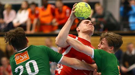 Eingefangen: Die VfL-Akteure um Josip Simic hatten in Berlin einen schweren Stand.