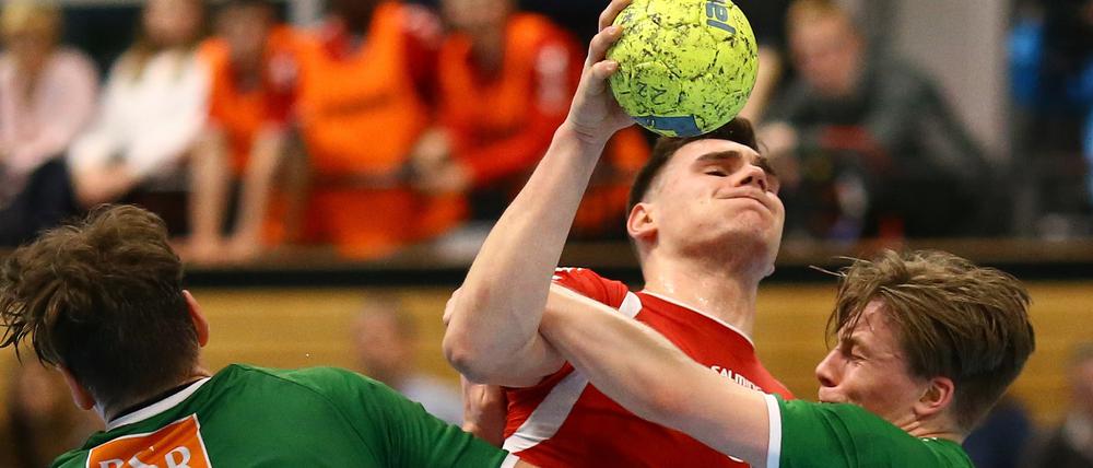 Eingefangen: Die VfL-Akteure um Josip Simic hatten in Berlin einen schweren Stand.